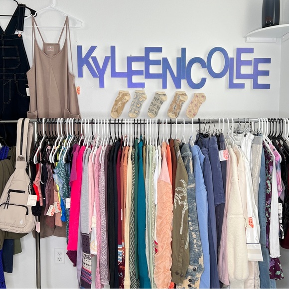 FREE PEOPLE PREMIUM & GIVEAWAYS🔥🎉 - Picture 4 of 7